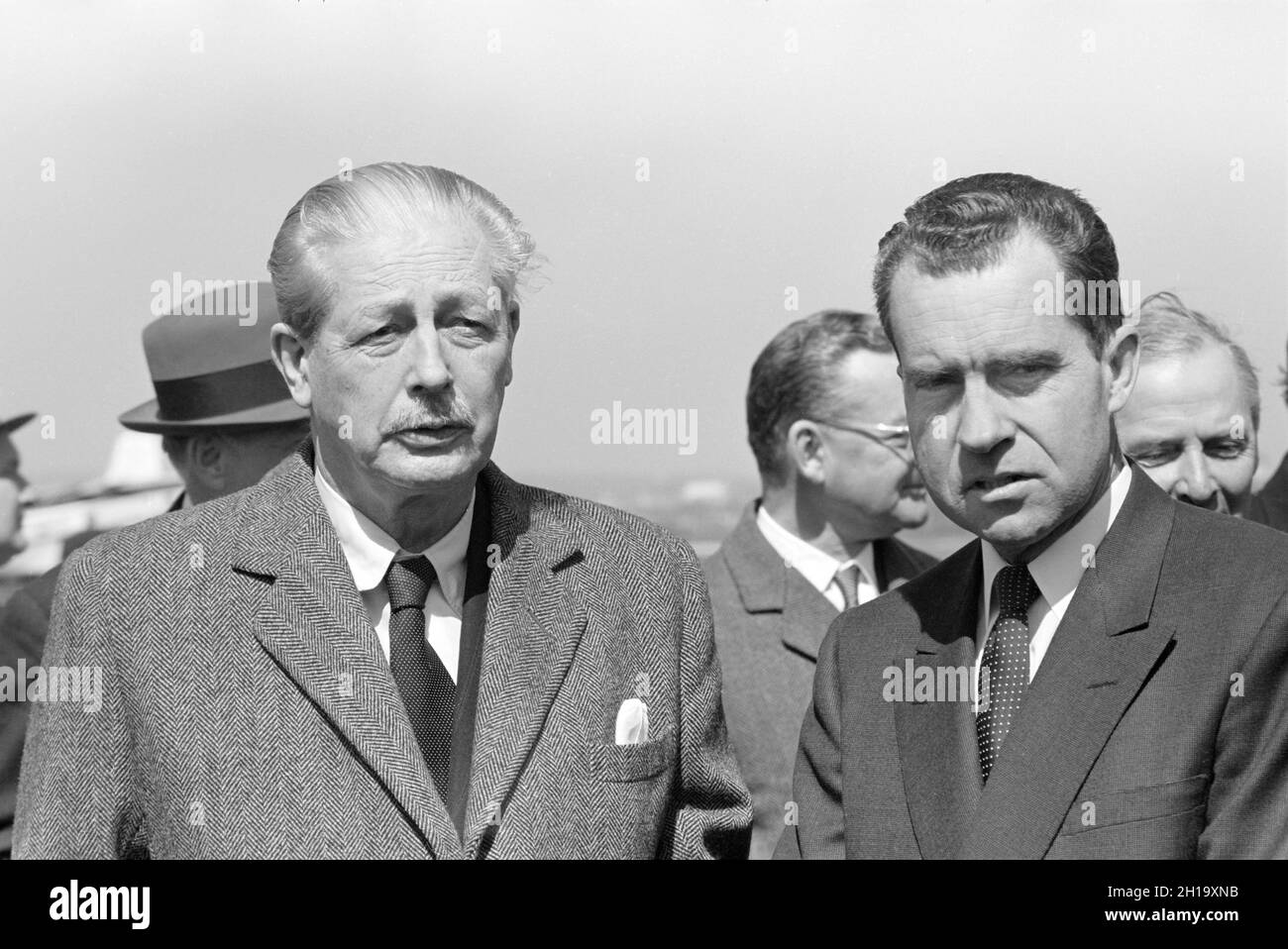 Der britische Premierminister Harold Macmillan und der US-Vizepräsident Richard Nixon am Terminal des Militärluftverkehrsdienstes (MAT) am städtischen Flughafen in Arlington, Virginia, USA, Warren K. Leffler, US News & World Report Magazine Collection, März 1959 Stockfoto