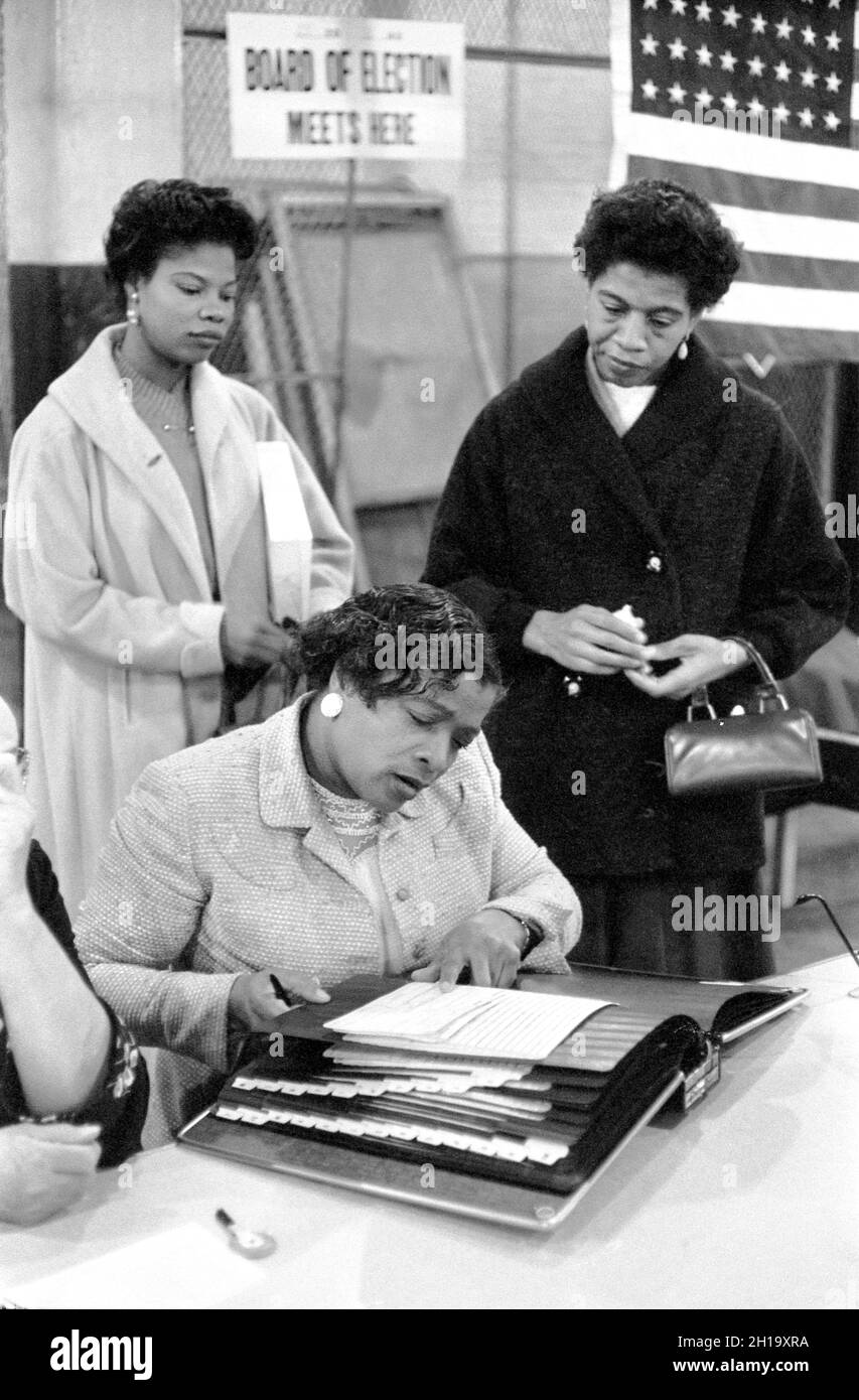 Drei afroamerikanische Frauen am Polling Place, eine davon im Buch der registrierten Wähler, Thomas J. O'Halloran, US News & World Report Magazine Collection, 5. November 1957 Stockfoto