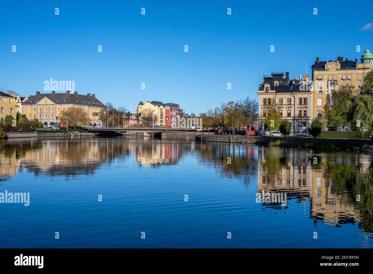 Norrkoping Stadt und Motala Fluss bei Refvens grund an einem sonnigen Herbsttag im Oktober 2021. Norrkoping ist eine historische Stadt in Schweden Stockfoto