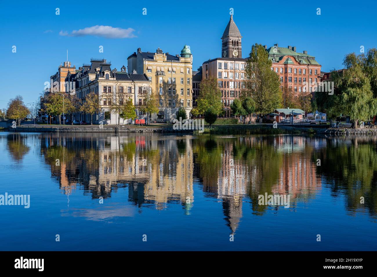 Norrkoping Stadt und Motala Fluss bei Refvens grund an einem sonnigen Herbsttag im Oktober 2021. Norrkoping ist eine historische Stadt in Schweden Stockfoto