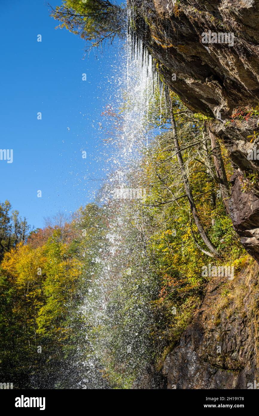 Bridal Veil Falls, ein landschaftlich reizvoller Wasserfall hinter dem Highway 64 in der Nähe von Highlands, North Carolina. (USA) Stockfoto