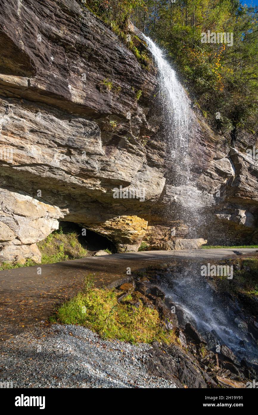 Bridal Veil Falls, ein landschaftlich reizvoller Wasserfall hinter dem Highway 64 in der Nähe von Highlands, North Carolina. (USA) Stockfoto