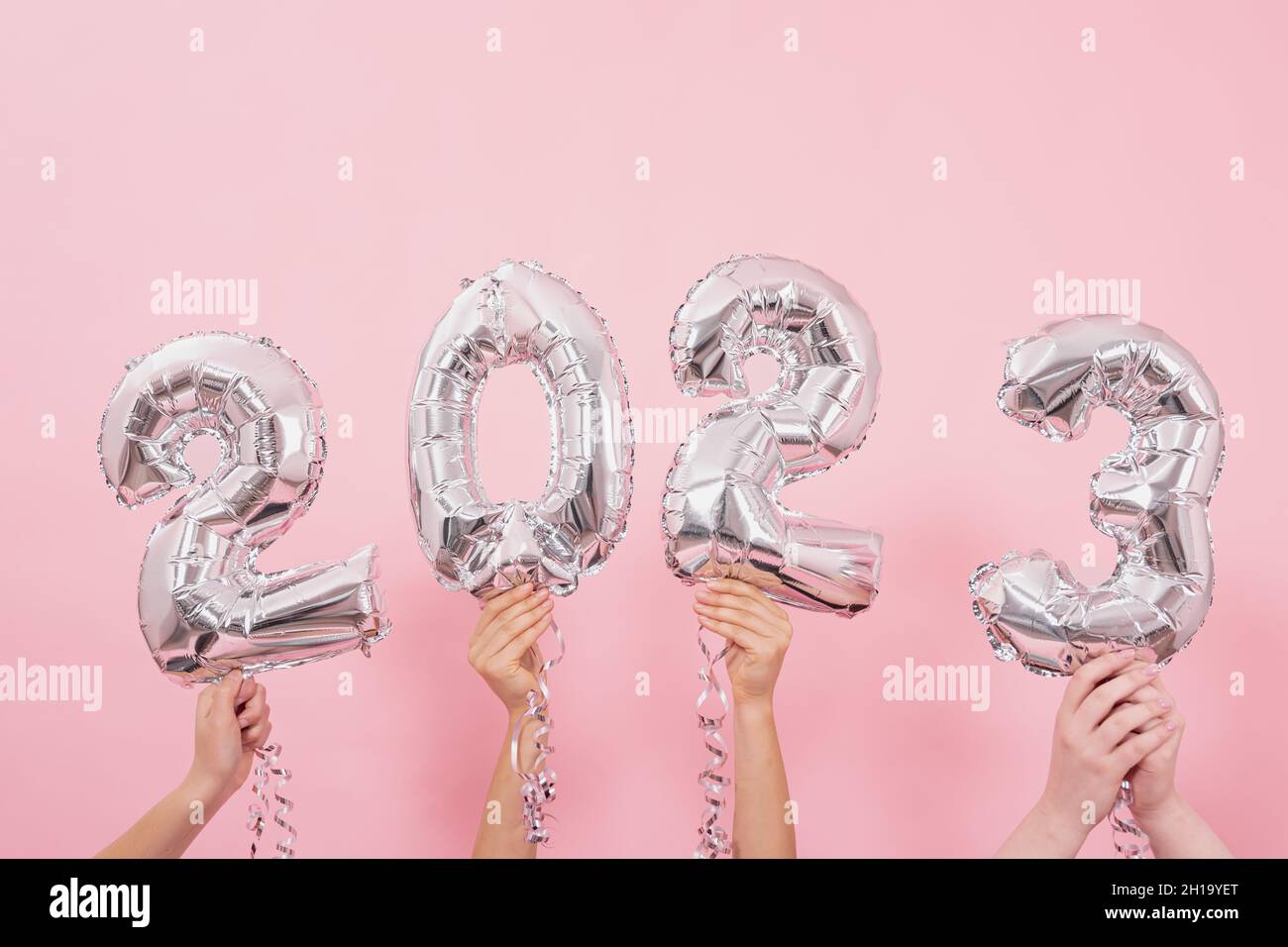 Festliche Luftballons aus den Zahlen 2023 auf einem rosa Hintergrund. Stockfoto
