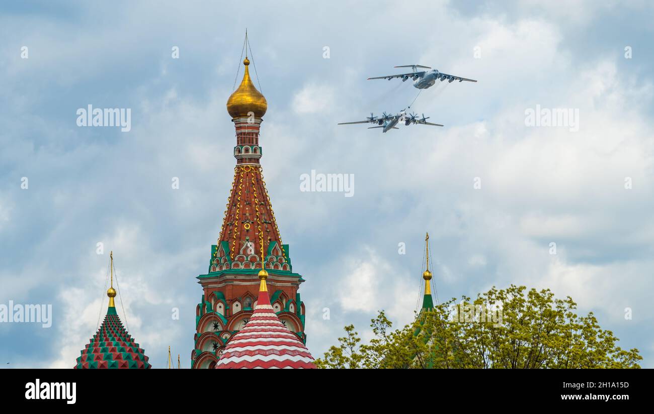 7. Mai 2021, Moskau, Russland. Ein Tanker IL-78 und ein strategischer Bomber der TU-95MS über dem Roten Platz in Moskau. Stockfoto