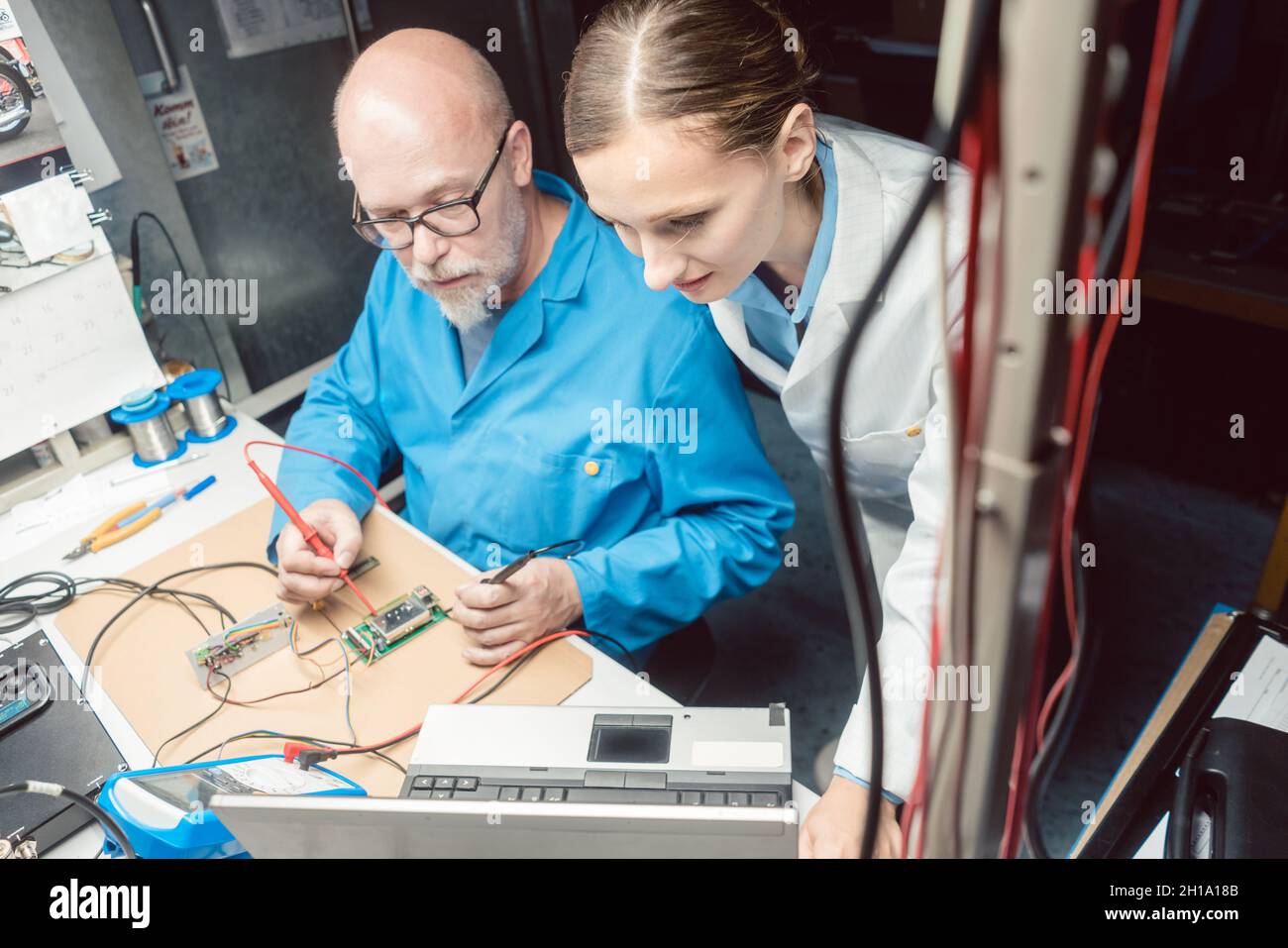 Team von Entwicklungsingenieuren, die im Labor neue Produkte entwickeln Stockfoto