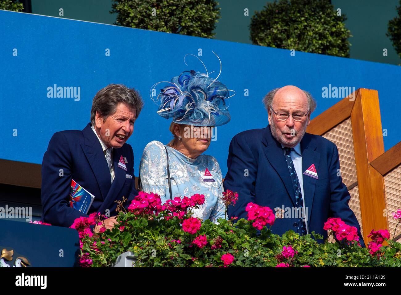 Ascot, Bergen, Großbritannien. Oktober 2021. John Warren, Racing Manager der Königin (links), mit Herrn und Frau Christopher Wright in der Royal Box. Quelle: Maureen McLean/Alamy Stockfoto