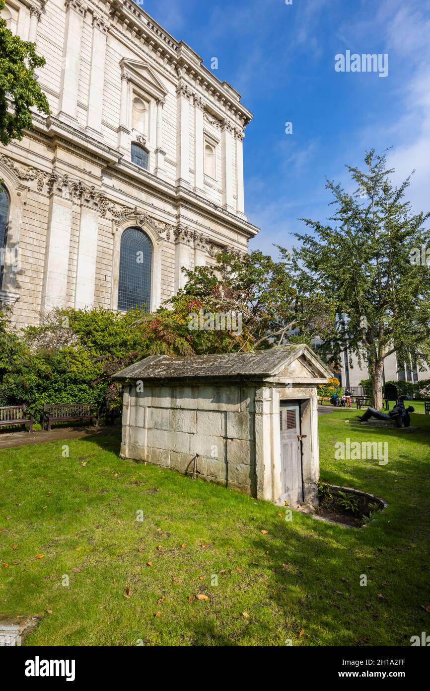 Kleiner Eingang zur Leichenschurre im Kirchhof der St Paul's Cathedral in London, der verwendet wurde, um die Särge und Leichen der Pförtler in die Krypta zu transportieren Stockfoto