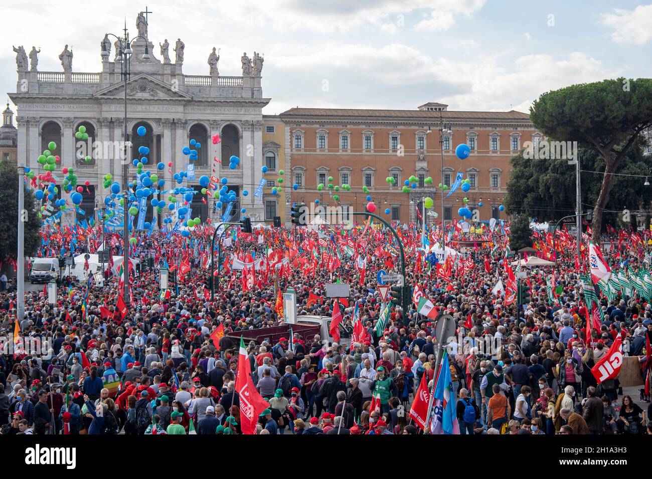 Rom, Italien. Oktober 2021. Auf der Piazza San Giovanni in Rom, Eine große antifaschistische Demonstration wurde von der Einheitsgewerkschaft CGIL-CISL-UIL organisiert, nachdem die rechtsextreme Bewegung Forza Nuova in der vergangenen Woche das nationale Hauptquartier der CGIL in Rom angegriffen hatte.während der Demonstration wurde sie auch gebeten, Forza Nuova als einen ihrer verbotenen zu betrachten Die Führer wurden bereits verhaftet. (Foto von Federico Neri/Pacific Press) Quelle: Pacific Press Media Production Corp./Alamy Live News Stockfoto