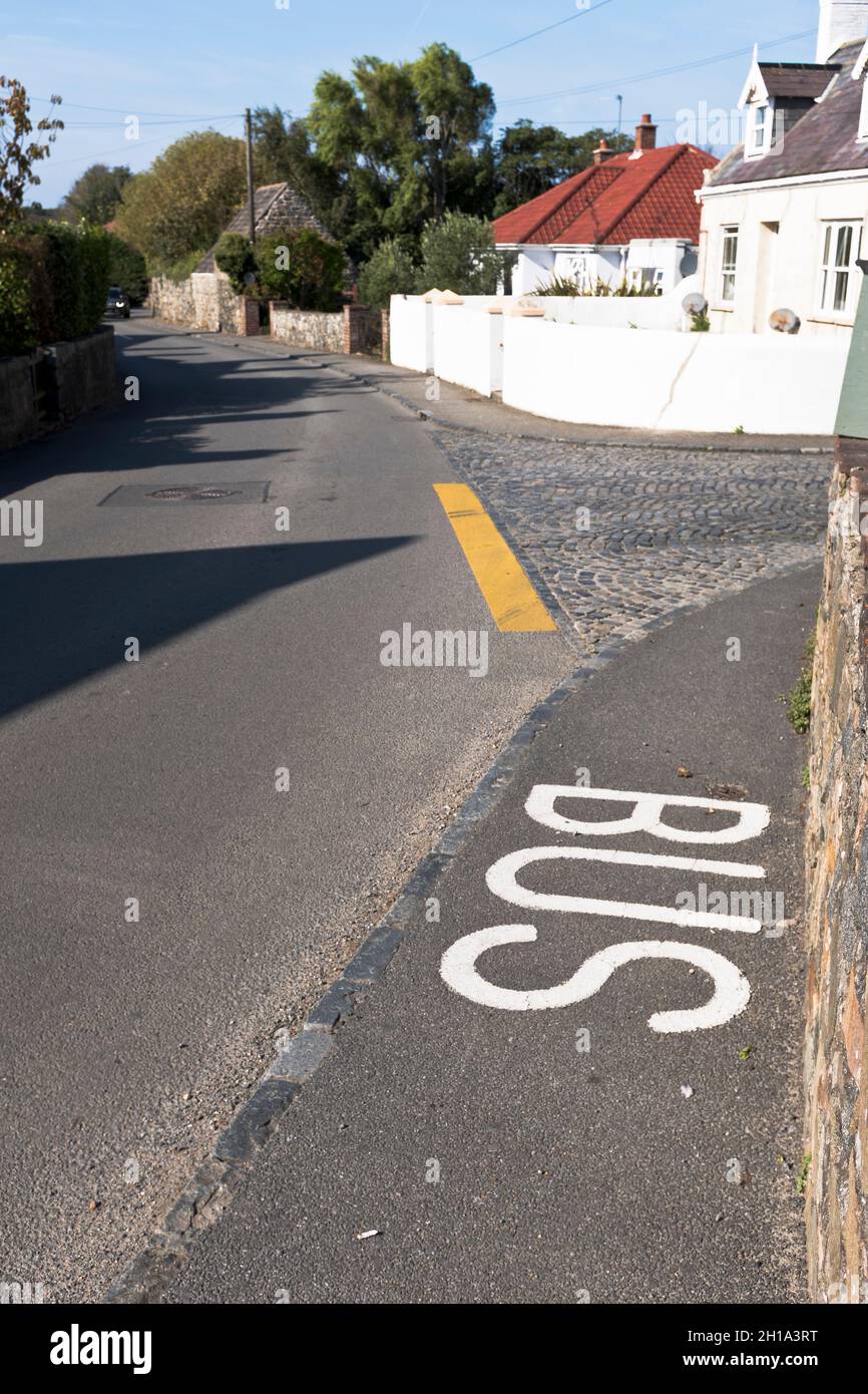 dh Bushaltestelle STRASSEN GUERNSEY Zeichen Stockfoto