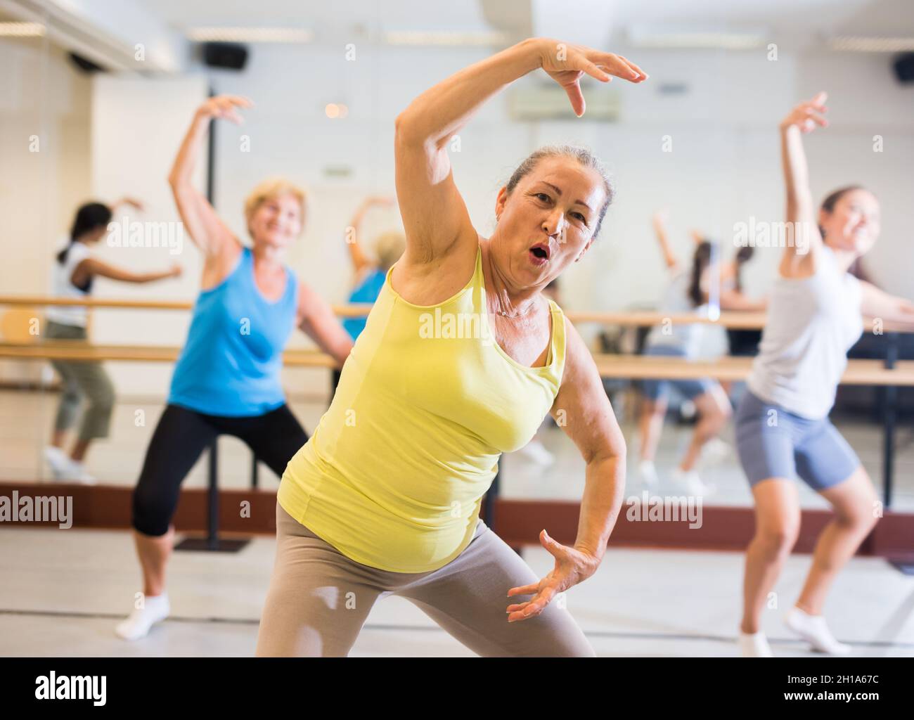 Alte Dame, die im Studio mit Frauen tanzt Stockfoto