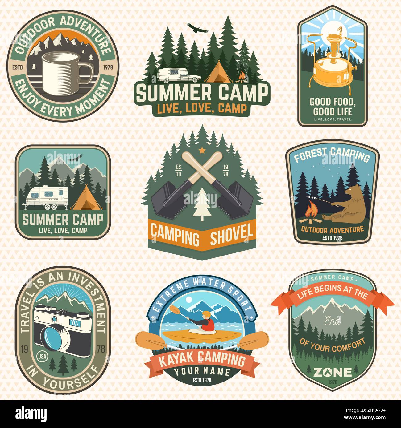 Set von Sommercamp-Patches. Vektorgrafik. Konzept für Hemd oder Logo, Print, Stempel, Abzeichen oder T-Shirt. Design mit Kajak, Campingzelt, Primus, Becher Stock Vektor