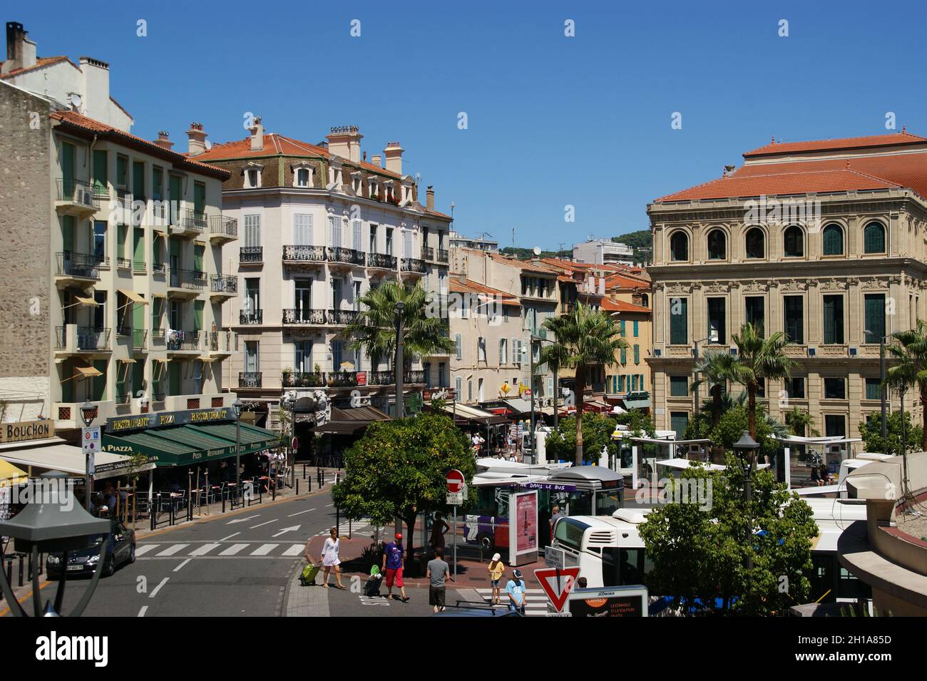 CANNES, FRANKREICH - 08. Aug 2011: Eine wunderschöne Aussicht auf die Straßen von Cannes unter dem blauen Himmel in Frankreich Stockfoto