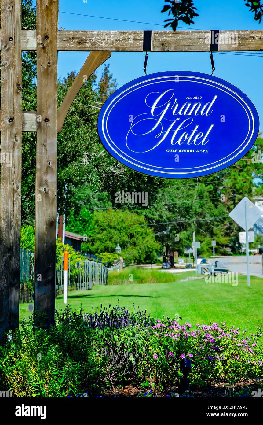 Am Eingang des 4-Sterne-Hotels, 16. Oktober 2021, in Point Clear, Alabama, hängt ein Schild für das Grand Hotel Golf Resort & Spa. Stockfoto