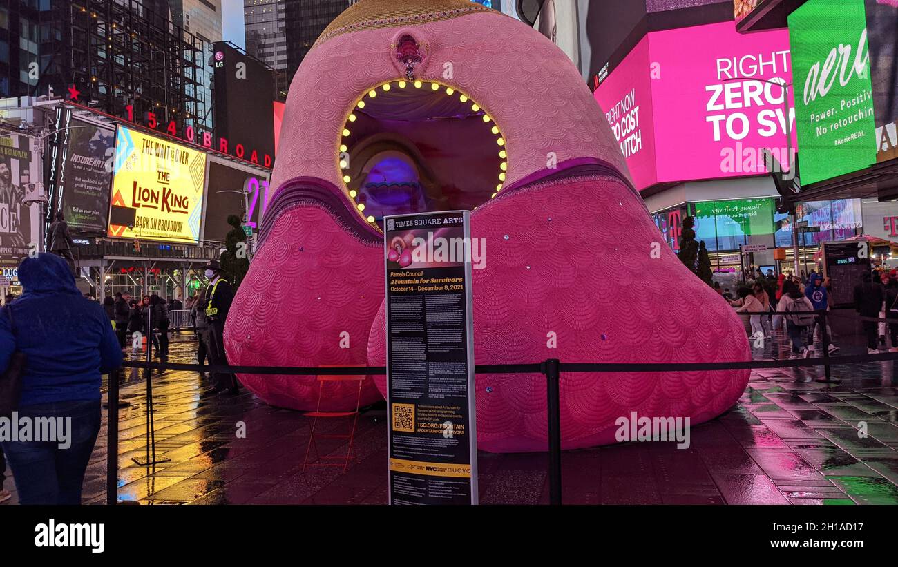 New York, Usa. Oktober 2021. Ein Kunstwerk für Überlebende wird auf dem Times Square in New York City enthüllt (Foto: Ryan Rahman/Pacific Press) Quelle: Pacific Press Media Production Corp./Alamy Live News Stockfoto