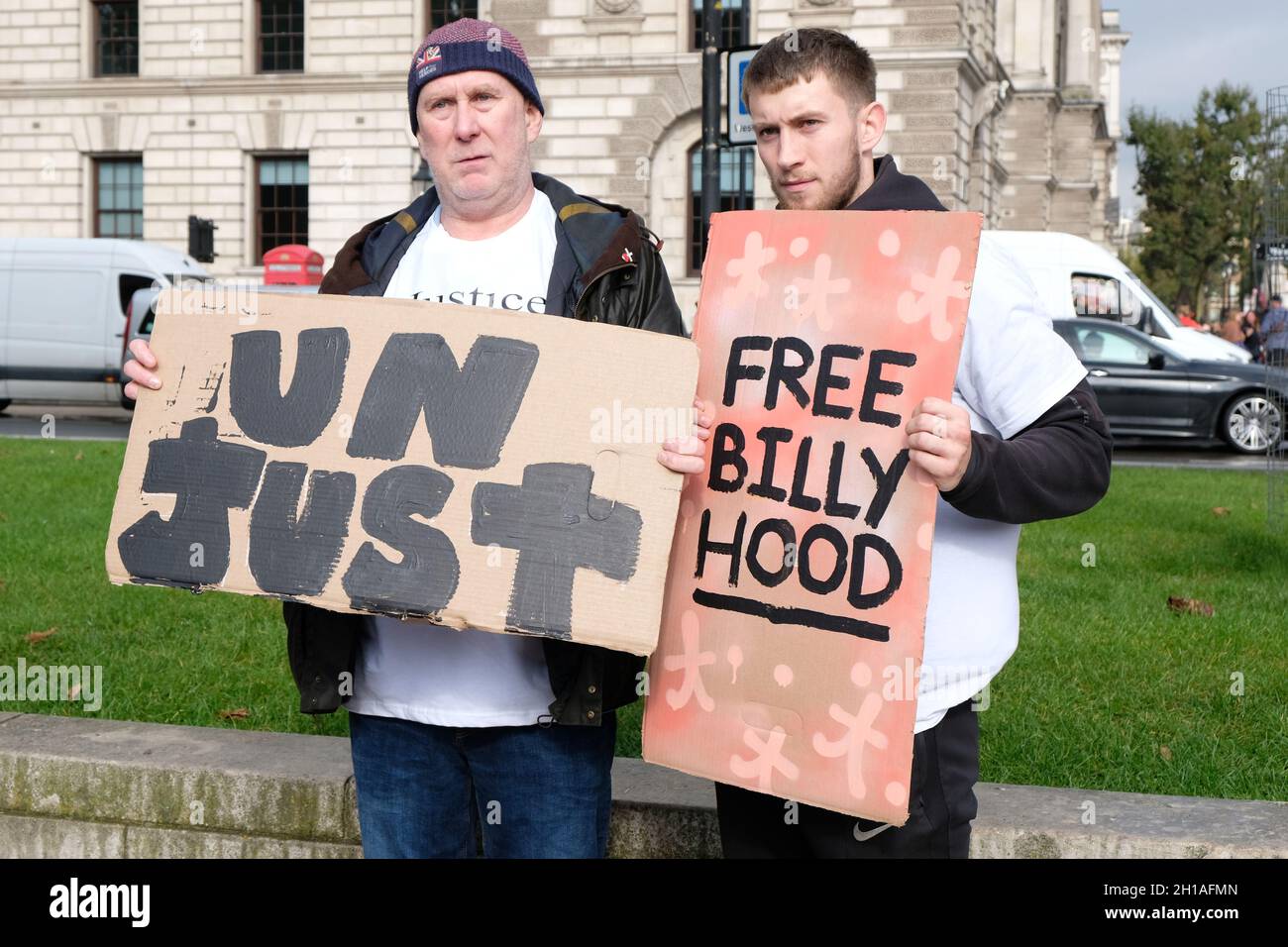 London, Großbritannien. Ein Freund und Vater des britischen Mannes Billy Hood protestieren gegen seine 25-jährige Haftstrafe wegen des Besitzes von CBD-Vape-Öl in Dubai. Stockfoto