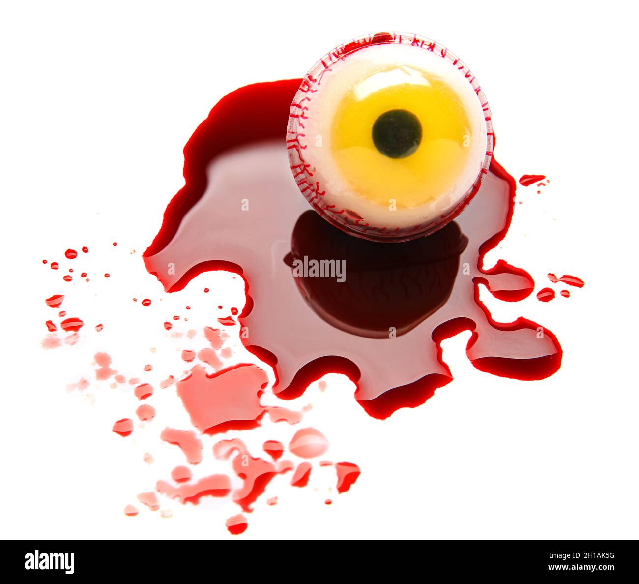 Menschliches Auge mit Blut auf weißem Hintergrund Stockfoto