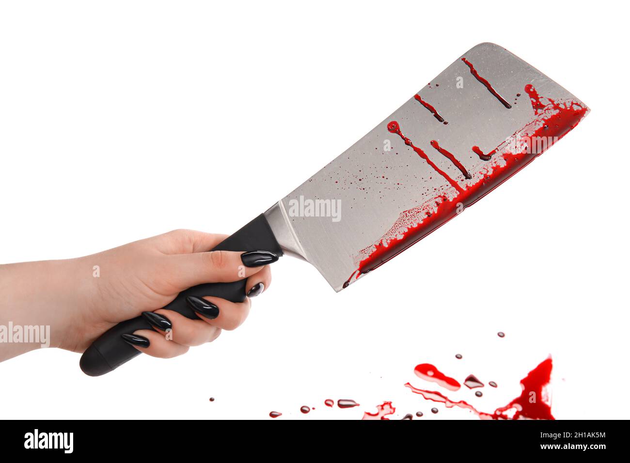 Weibliche Hand mit blutbeflecktem Messer auf weißem Hintergrund Stockfoto