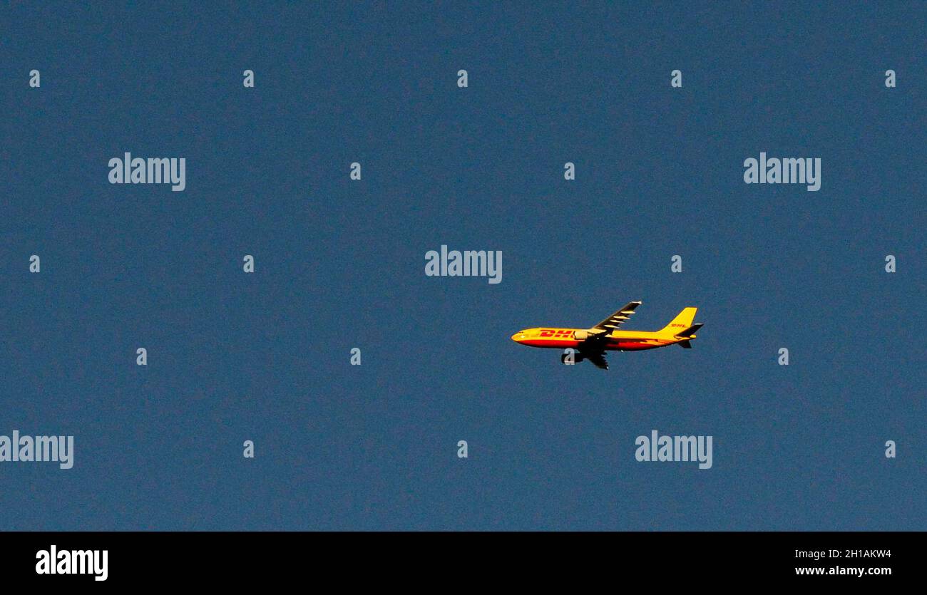 Ein DHL-Flugzeug, das über Athen, Griechenland fliegt. Stockfoto