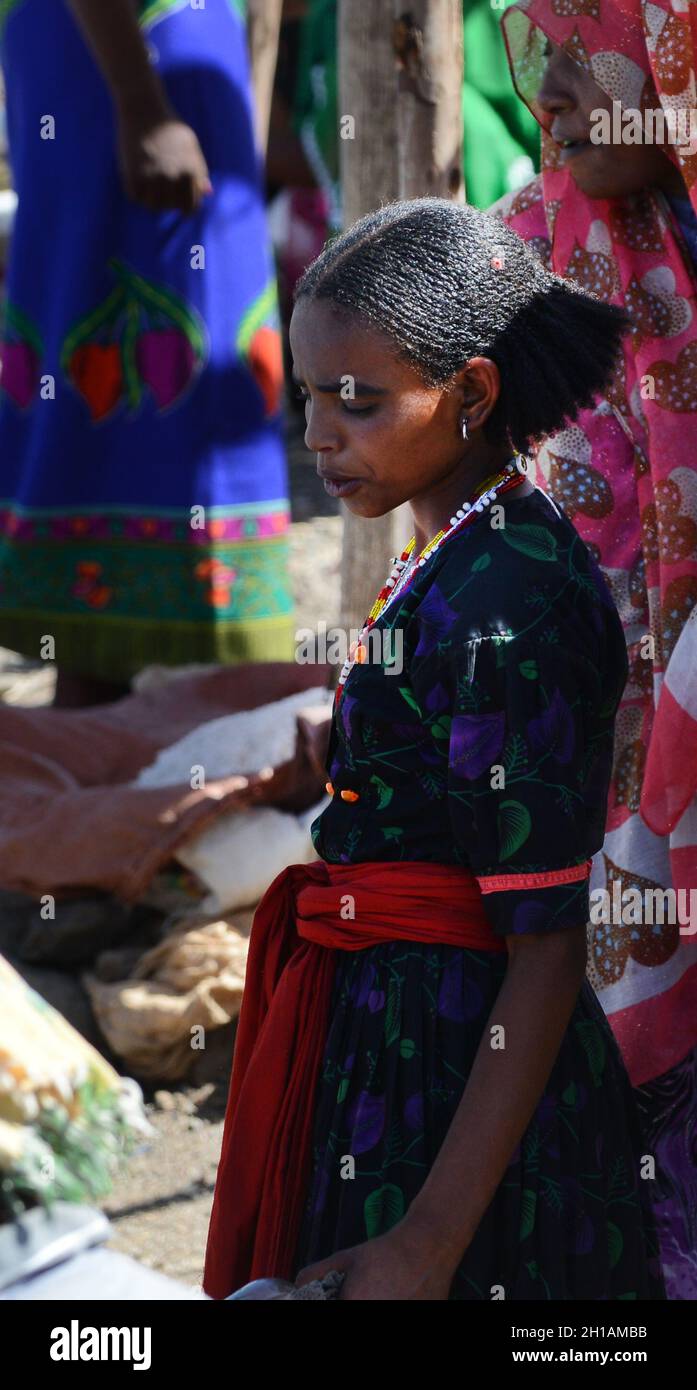 Oromo-Frauen auf dem bunten Wochenmarkt in Bati, Äthiopien. Stockfoto