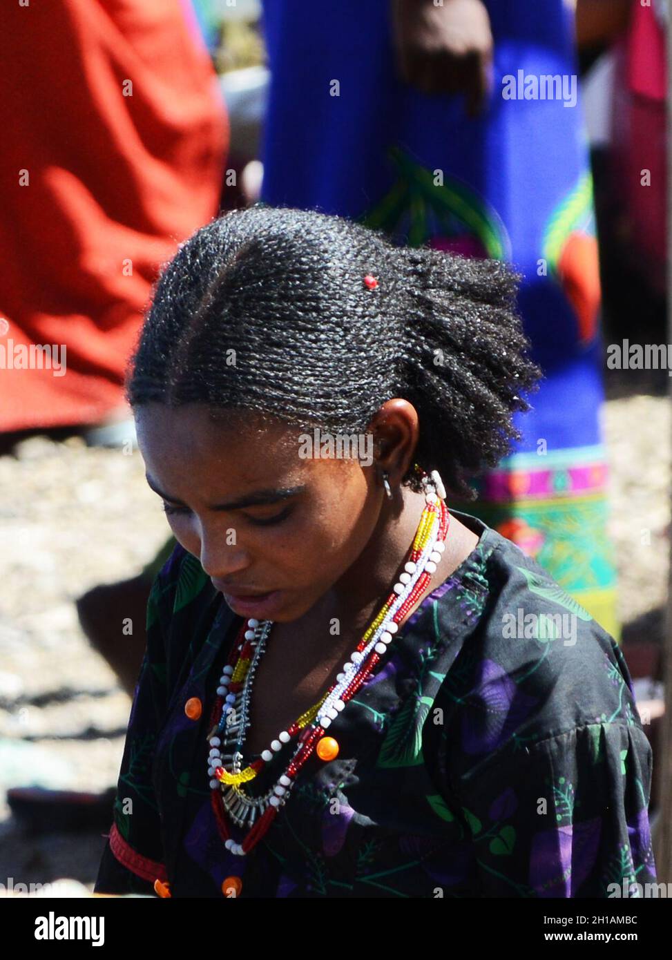 Oromo-Frauen auf dem bunten Wochenmarkt in Bati, Äthiopien. Stockfoto
