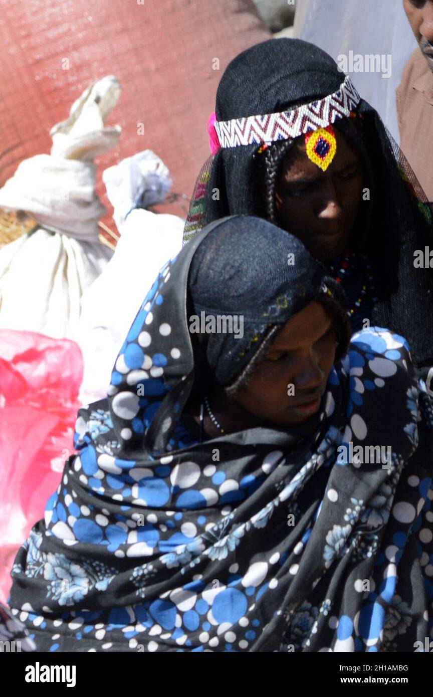 Oromo-Frauen auf dem bunten Wochenmarkt in Bati, Äthiopien. Stockfoto