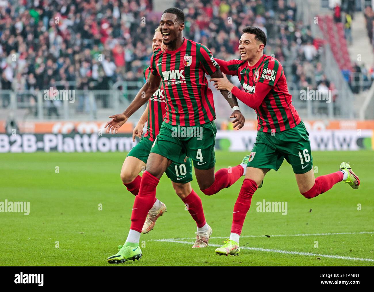 Augsburg, Deutschland. Oktober 2021. Reece Oxford (C) aus Augsburg feiert seinen Torreigen mit Ruben Vargas (R) beim Bundesliga-Spiel zwischen dem FC Augsburg und Arminia Bielefeld am 17. Oktober 2021 in Augsburg. Quelle: Philippe Ruiz/Xinhua/Alamy Live News Stockfoto