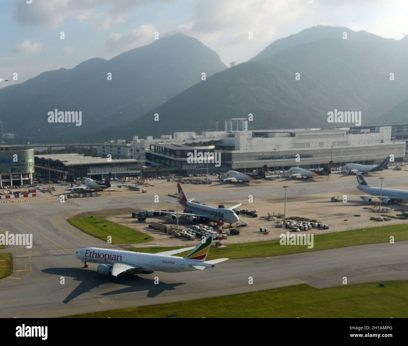 Luftaufnahme des HKIA - Cathay pacific Frachtterminals in Hongkong. Stockfoto