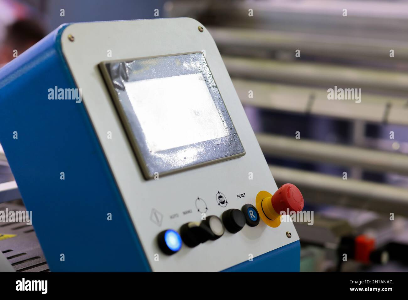 Konsole mit Touchscreen-Bedienfeld für automatisierte Industrieanlagen. Selektiver Fokus. Stockfoto