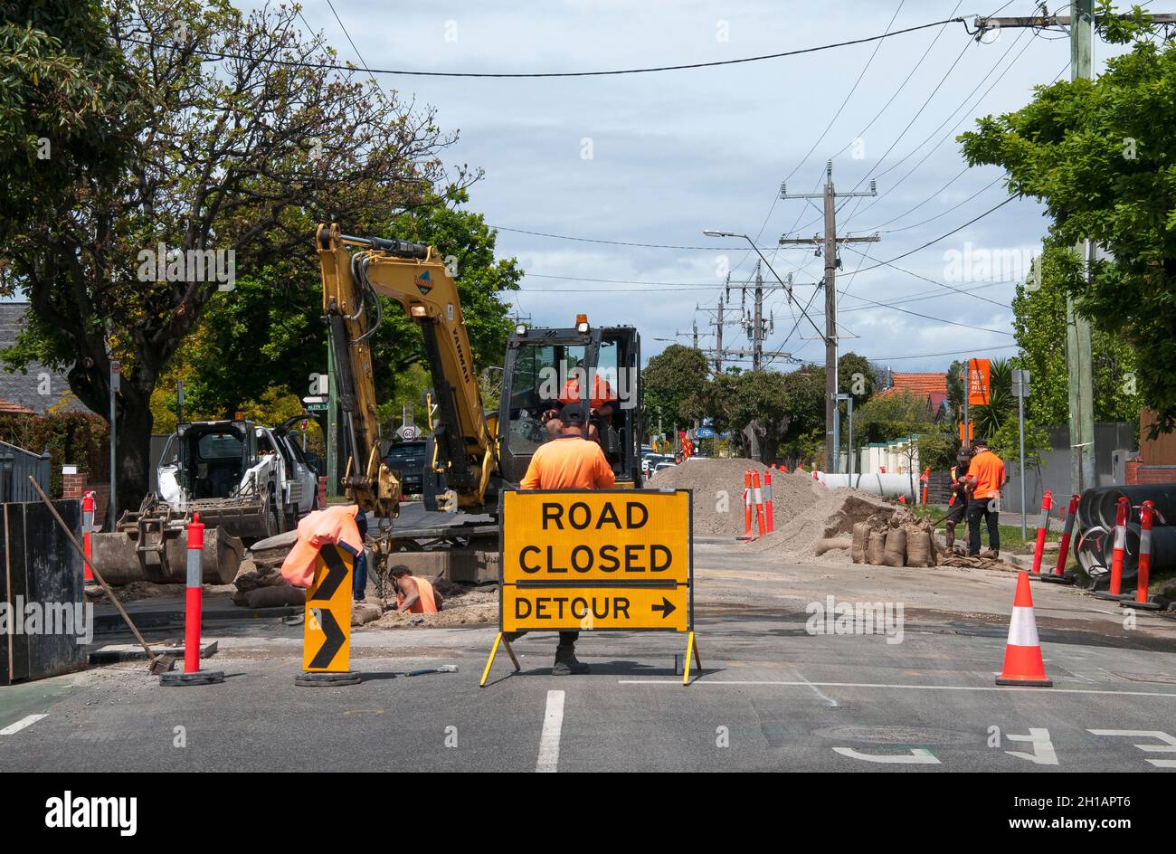 Entwässerungs-Reparaturarbeiten zwingen die Schließung der normalerweise stark befahrenen Kooyong Road in einem Vorort von Melbourne, Australien Stockfoto