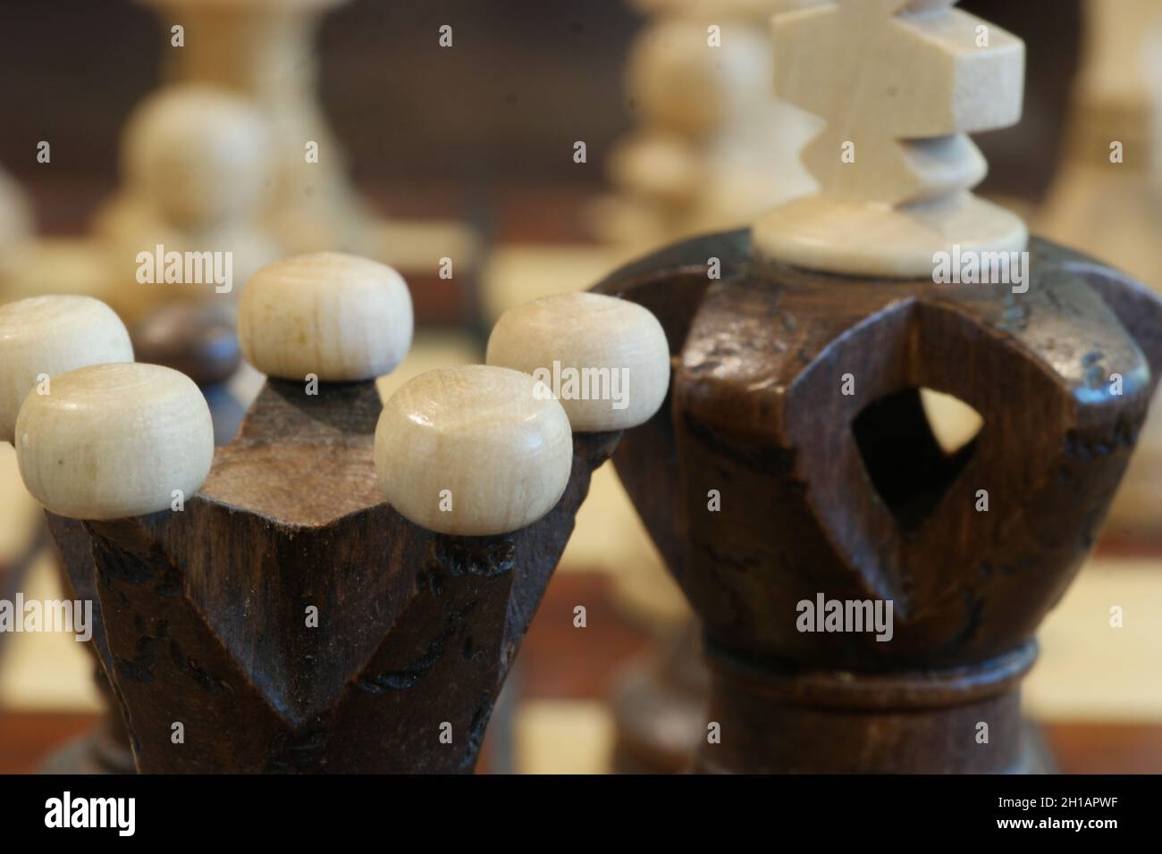 Schwarze Makrofiguren aus Holz Stockfoto