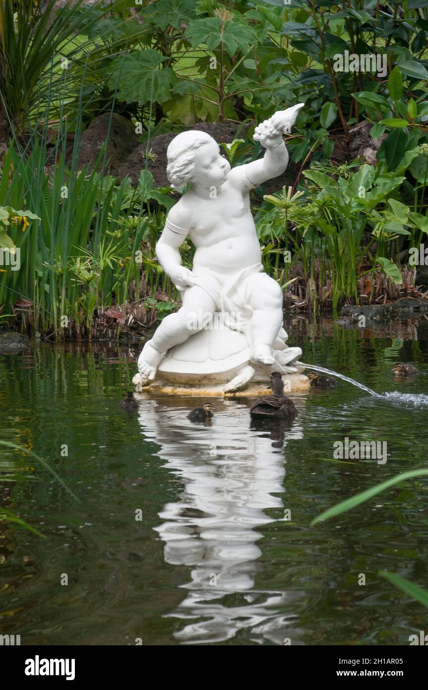 Klassische Figur ziert einen Teich in Fitzroy Gardens, Melbourne, Australien Stockfoto