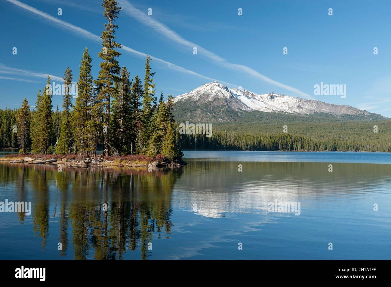 Oregon's Summit Lake und Diamond Peak mit neuem Schnee Stockfoto