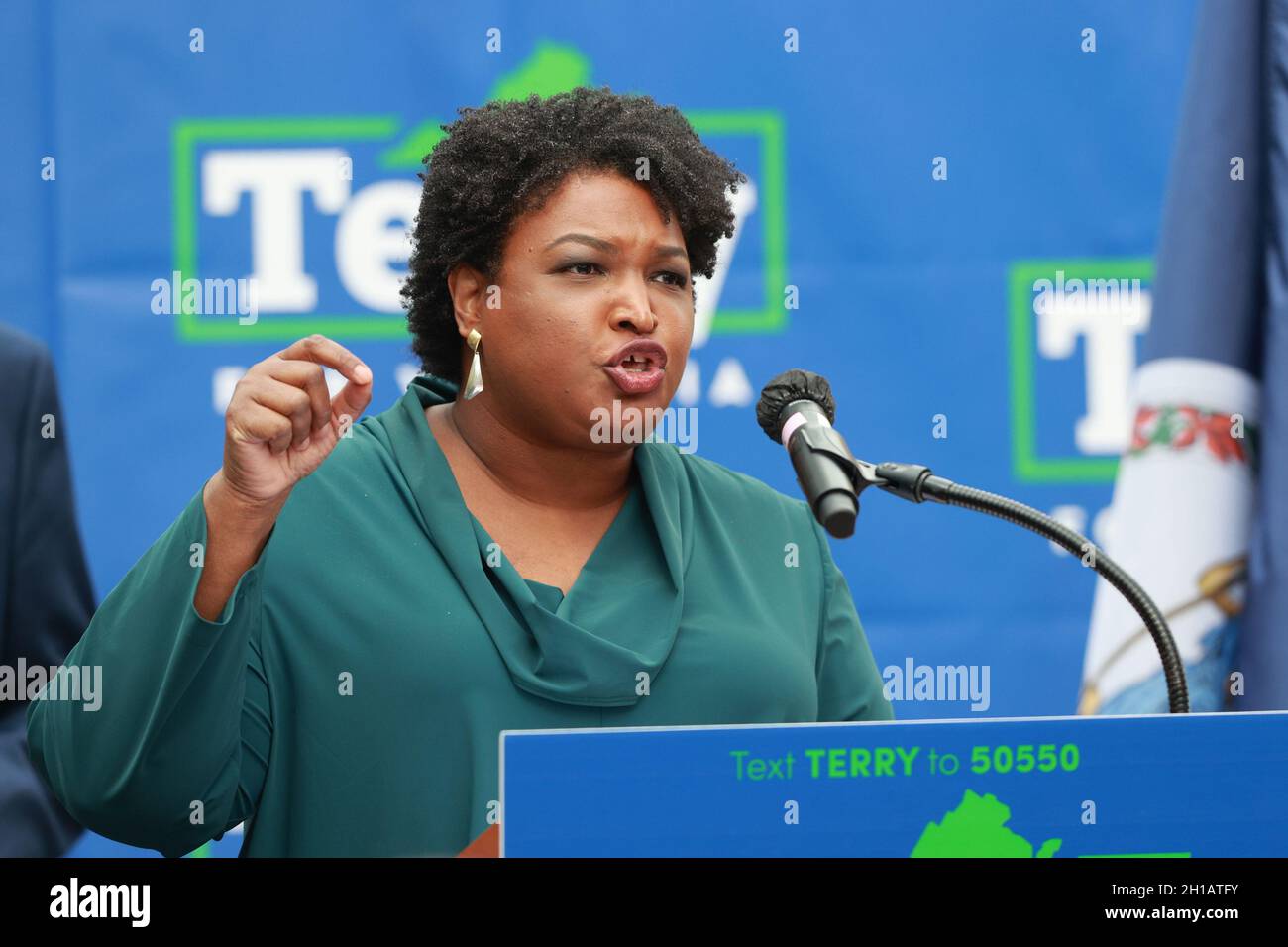 Norfolk, VA, USA. Oktober 2021. Stacey Abrams bei der Kundgebung „Souls to the Polls“ unterstützt den ehemaligen Gouverneur von Virginia. Terry McAuliffe am 17. Oktober 2021 in Norfolk, Virginia. Virginia wird am 2. November Gouverneurswahlen und Kommunalwahlen abhalten. Kredit: Mpi34/Media Punch/Alamy Live Nachrichten Stockfoto