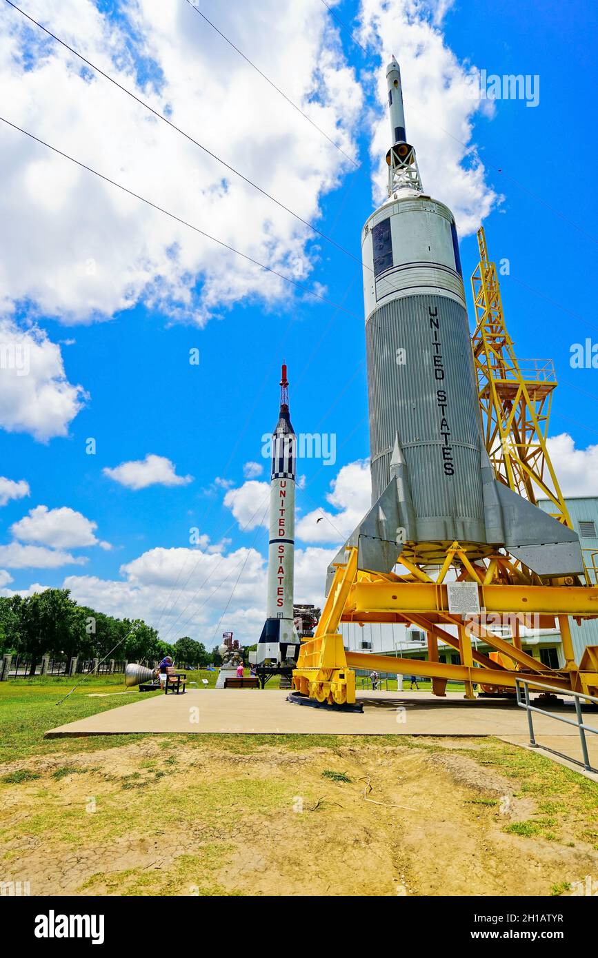 Blick auf die Raketen, die an einem sonnigen Tag im Space Center Houston in Houston gezeigt werden. Stockfoto