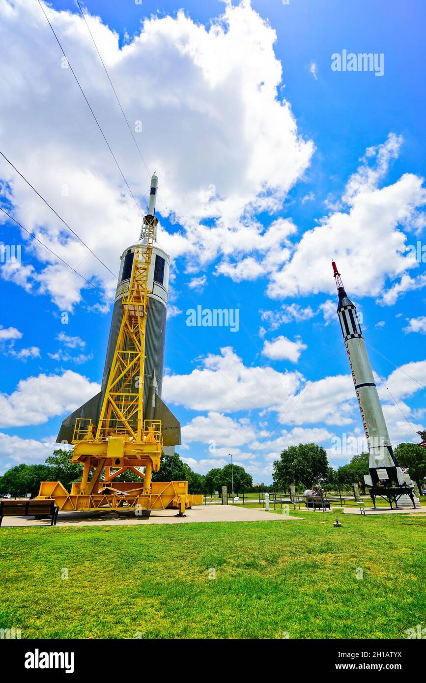 Blick auf die Raketen, die an einem sonnigen Tag im Space Center Houston in Houston gezeigt werden. Stockfoto