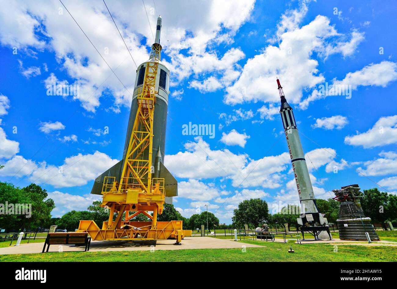 Blick auf die Raketen, die an einem sonnigen Tag im Space Center Houston in Houston gezeigt werden. Stockfoto