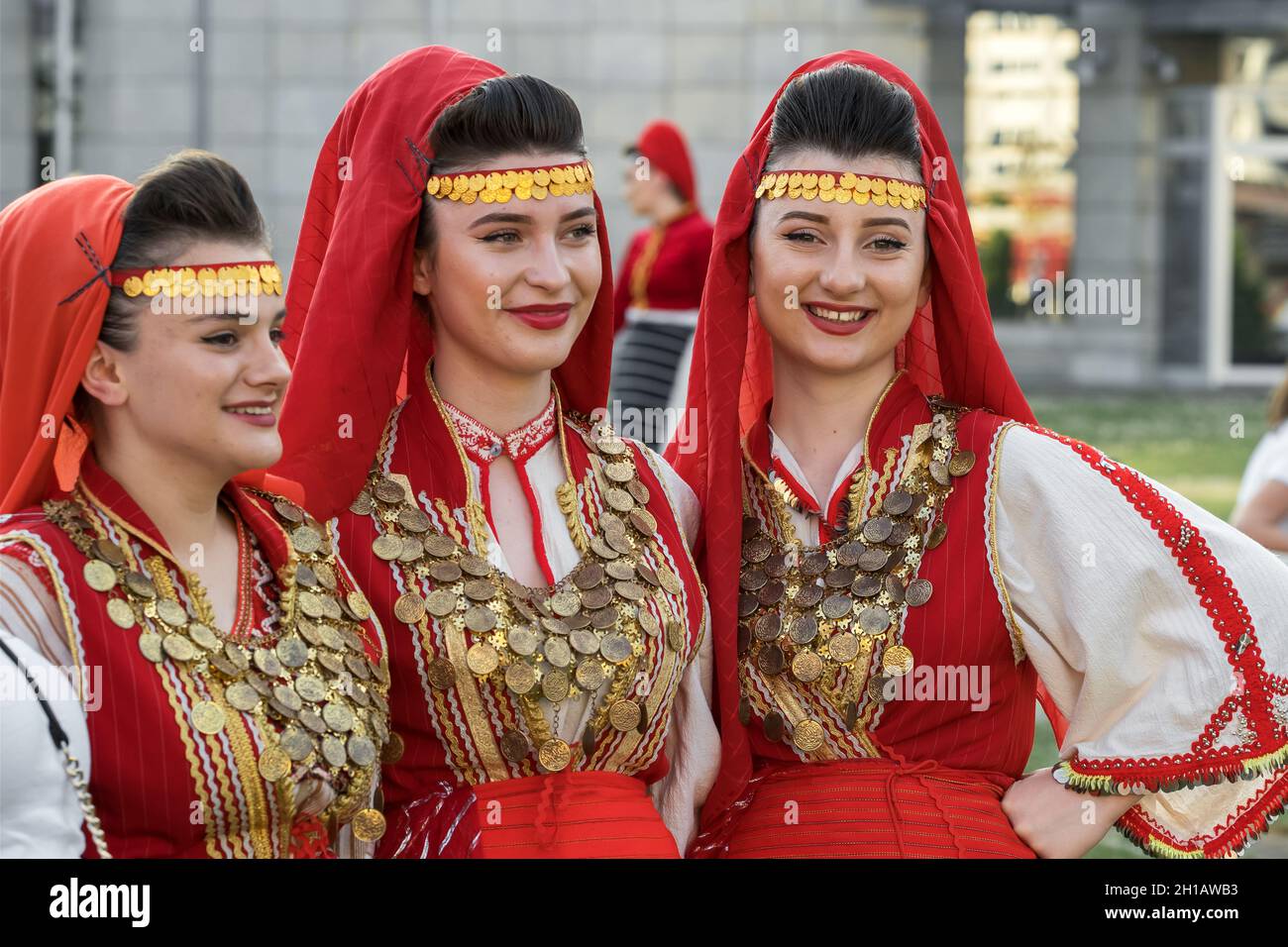 Wunderschöne Frauen in traditionellen albanischen Kostümen posieren für Fotos während des jährlichen Musik- und Tanzfestivals in Skopje Stockfoto