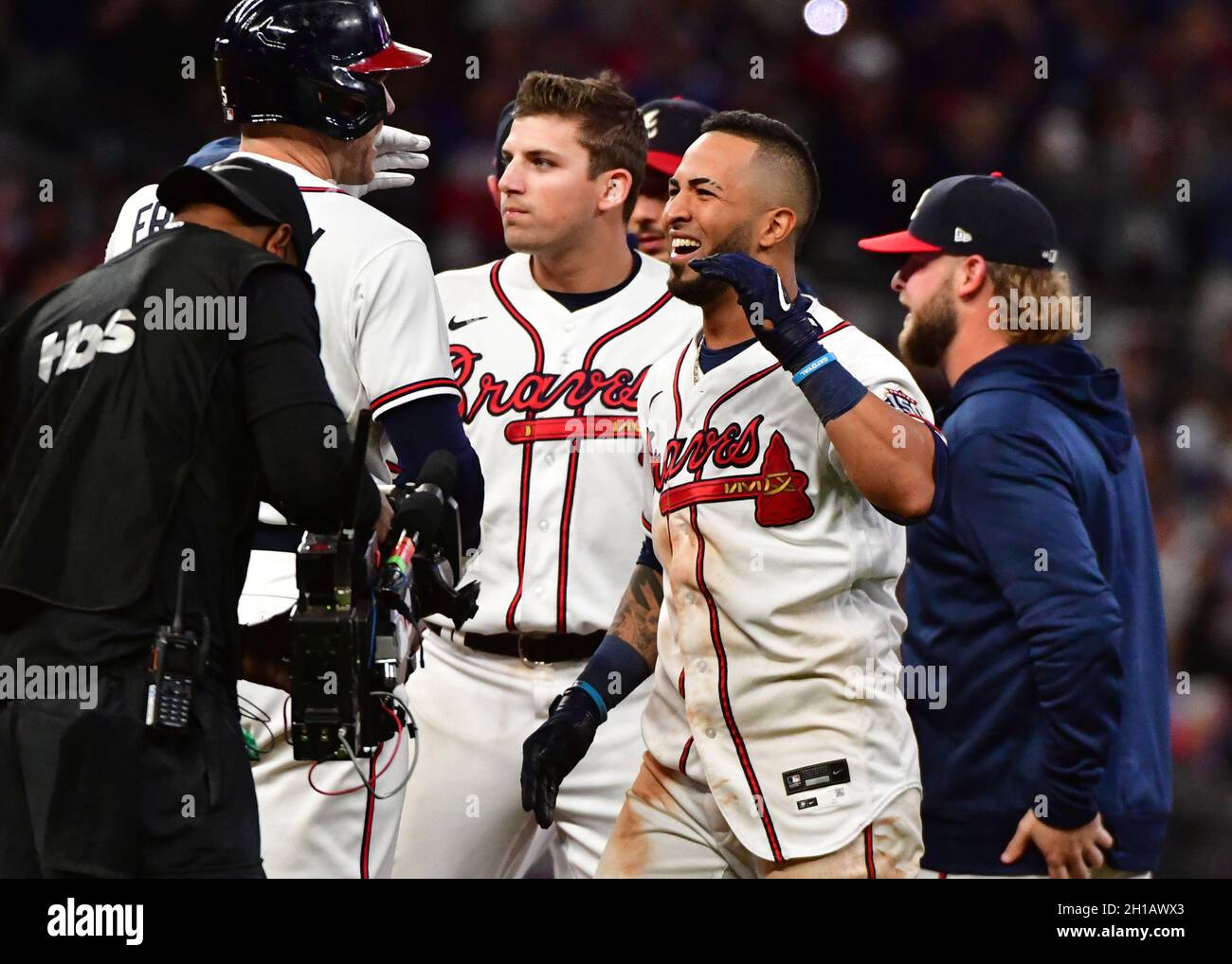 Atlanta, Usa. Oktober 2021. Atlanta Braves Eddie Rosario feiert, nachdem er am Sonntag, den 17. Oktober 2021, ein Spiel gewonnen hat, das im neunten Inning des MLB NLCS gegen die Los Angeles Dodgers im Truist Park in Atlanta, Georgia, stattfand. Atlanta gewann 5-4 und führt die Serie mit 2:0 an. Foto von David Tulis/UPI. Kredit: UPI/Alamy Live Nachrichten Stockfoto