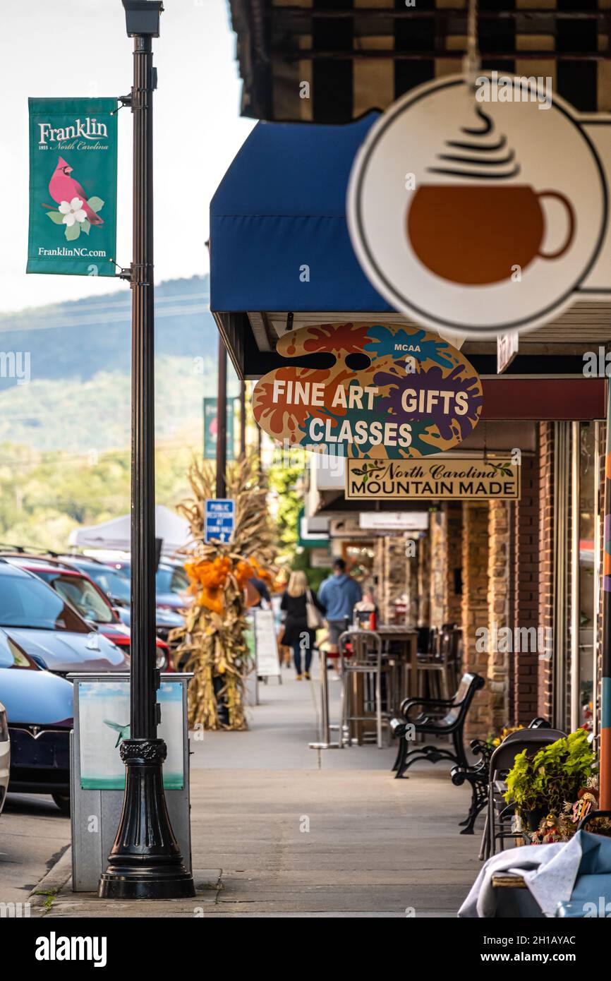 Café und Geschäfte an der East Main Street an einem Herbstnachmittag in der Bergstadt Franklin, North Carolina. (USA) Stockfoto
