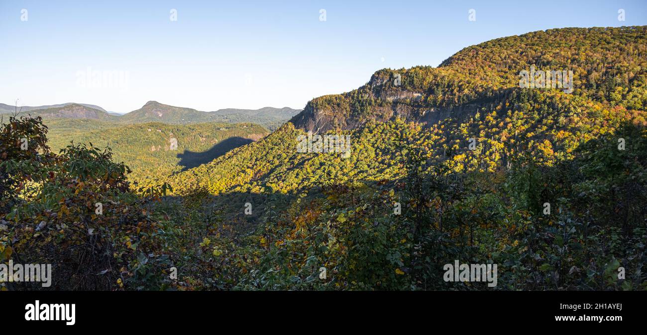 Der „Schatten des Bären“ vom Whiteside Mountain erscheint zwei Wochen im Jahr in der Nähe des Sonnenuntergangs zwischen Highlands und Cashiers, North Carolina. (USA) Stockfoto