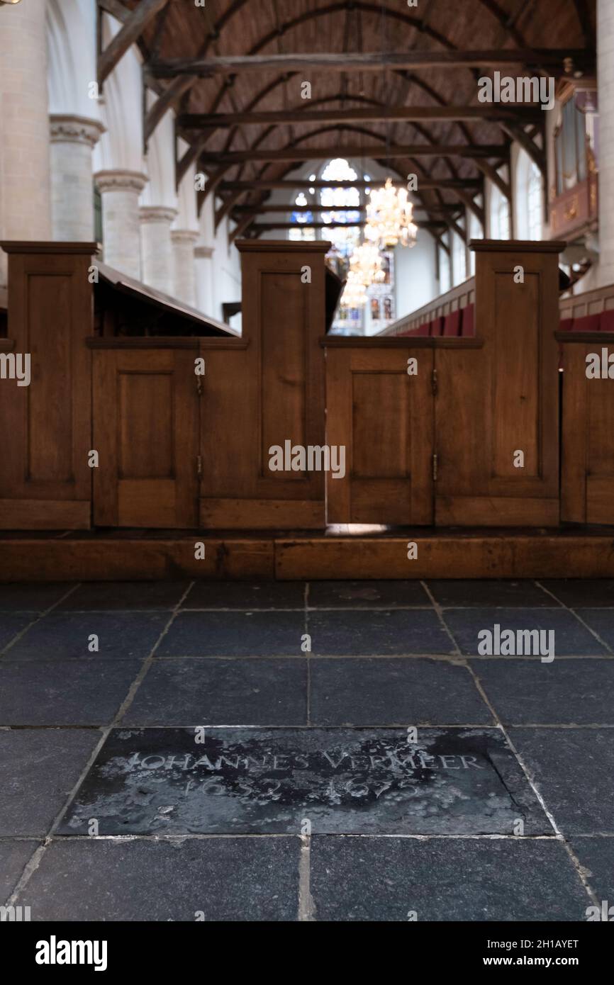 Kleiner Gedenkstein für den berühmten niederländischen Maler Johannes Vermeer (1632-1675) im Boden der 'Oude Kerk' in Delft, Niederlande Stockfoto