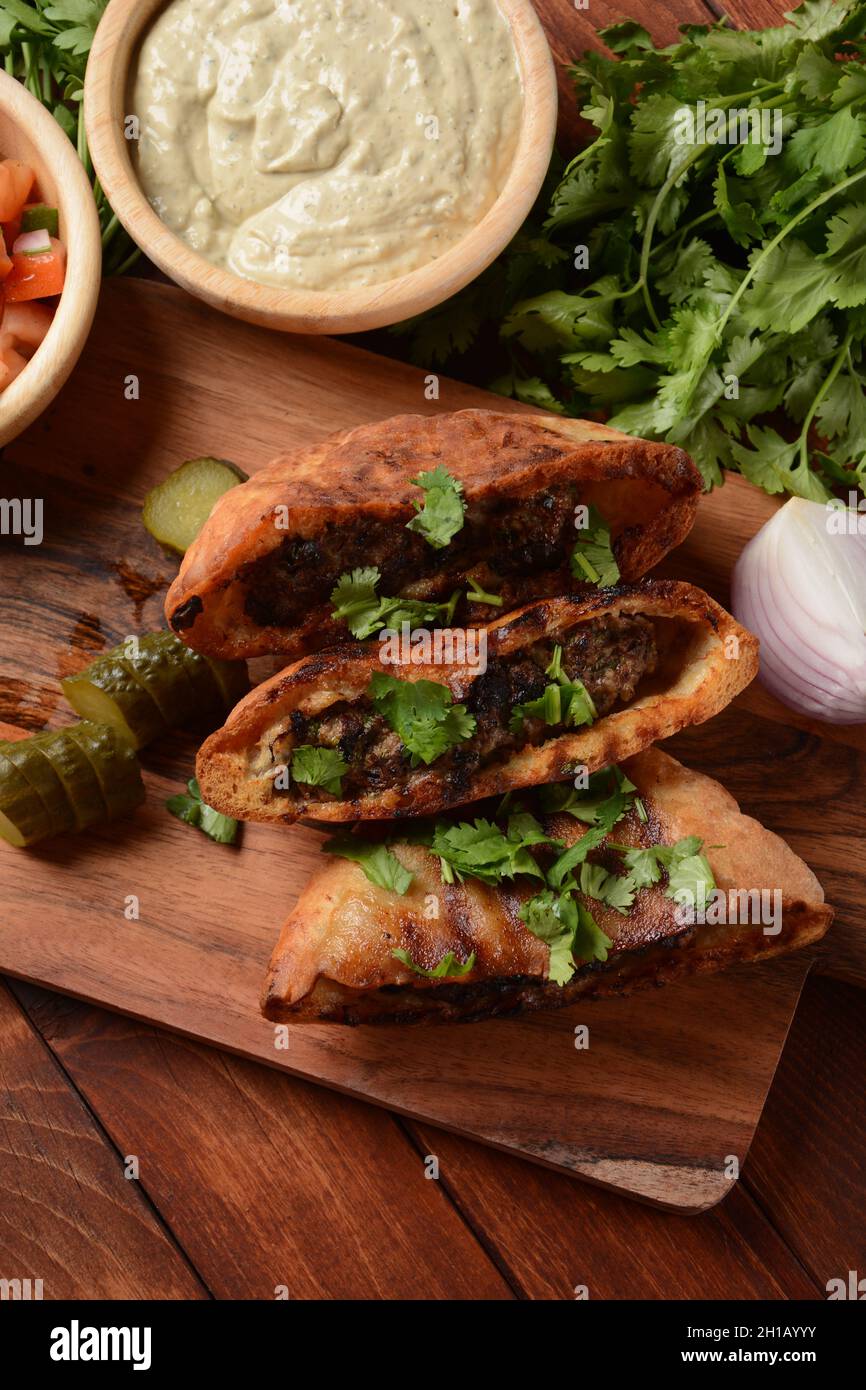 Arayes - Kebab in einer gebackenen Pita. Traditionelle arabische Küche Stockfoto