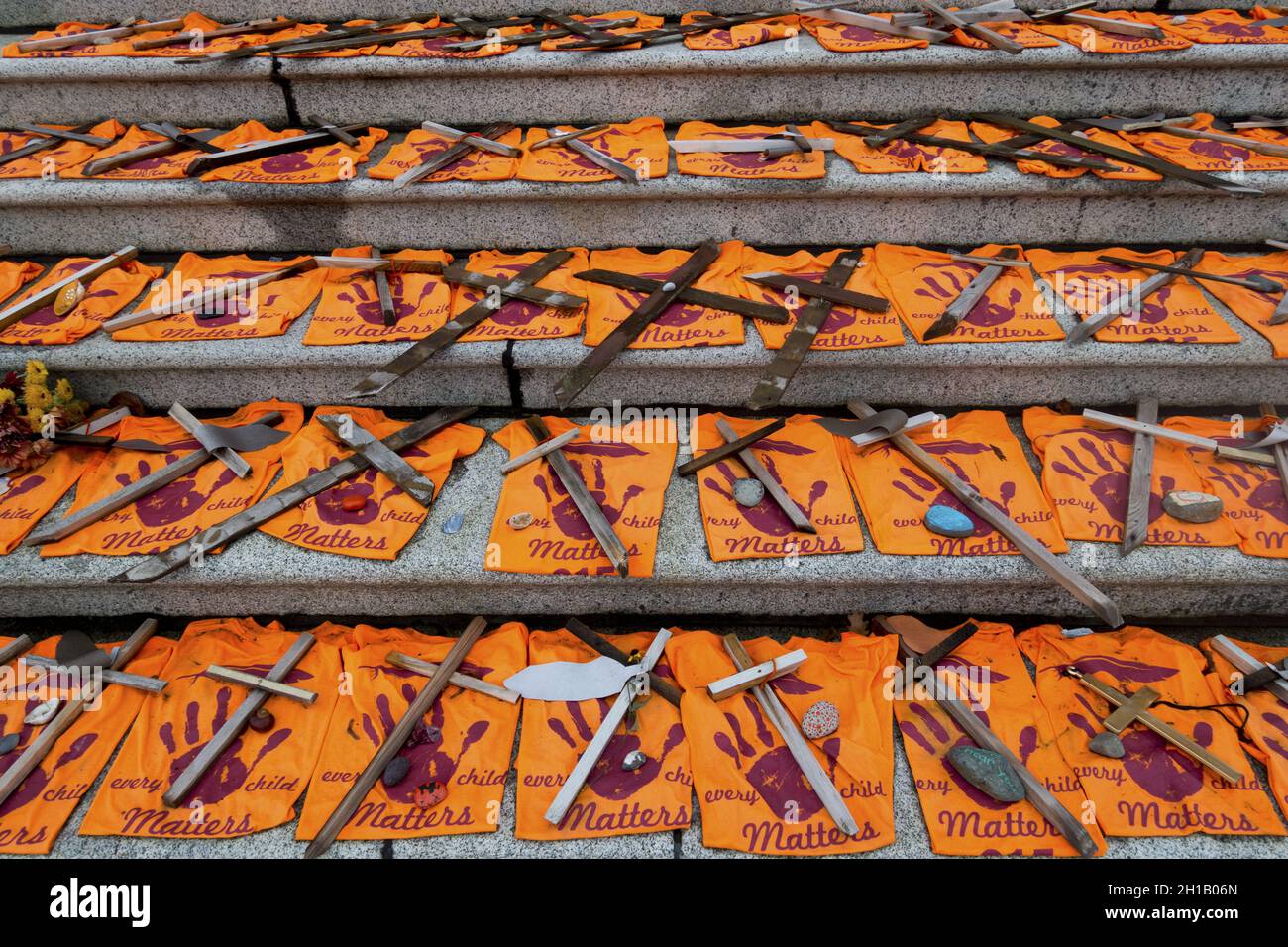 Jedes Kind zählt Orange Shirts auf der Victoria, British Columbia Legislature Building Steps, dem Symbol des kanadischen Nationaltages für Wahrheit und Versöhnung Stockfoto