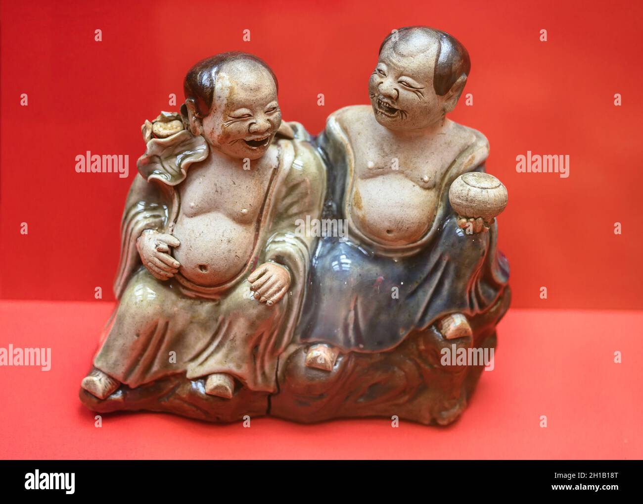 Chinesische Skulptur 'zwei lachende, unsterbliche Zwillinge Hehe' aus dem 19. Jahrhundert Stockfoto