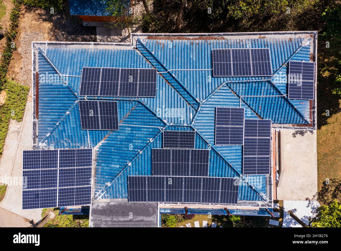 Luftaufnahme von Solarzellen auf Wohngebäuden. Stockfoto
