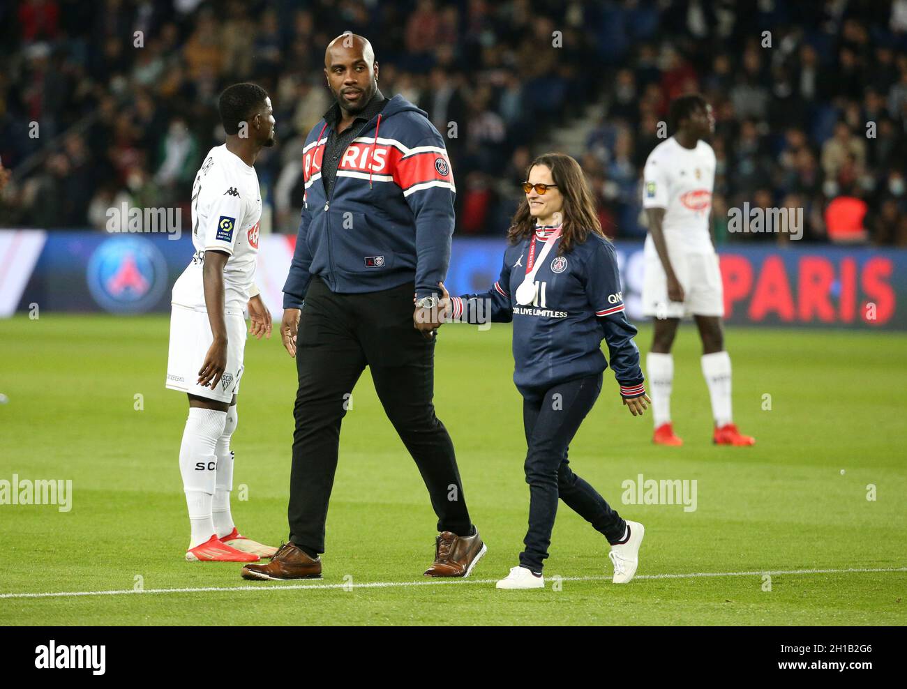 Die Olympiasieger in Tokio, Teddy Riner und Sandrine Martinet, starten am 15. Oktober 2021 im Parc des Princes-Stadion in Paris, Frankreich, das Fußballspiel der französischen Meisterschaft Ligue 1 zwischen Paris Saint-Germain (PSG) und SCO Angers - Foto Jean Catuffe / DPPI Stockfoto