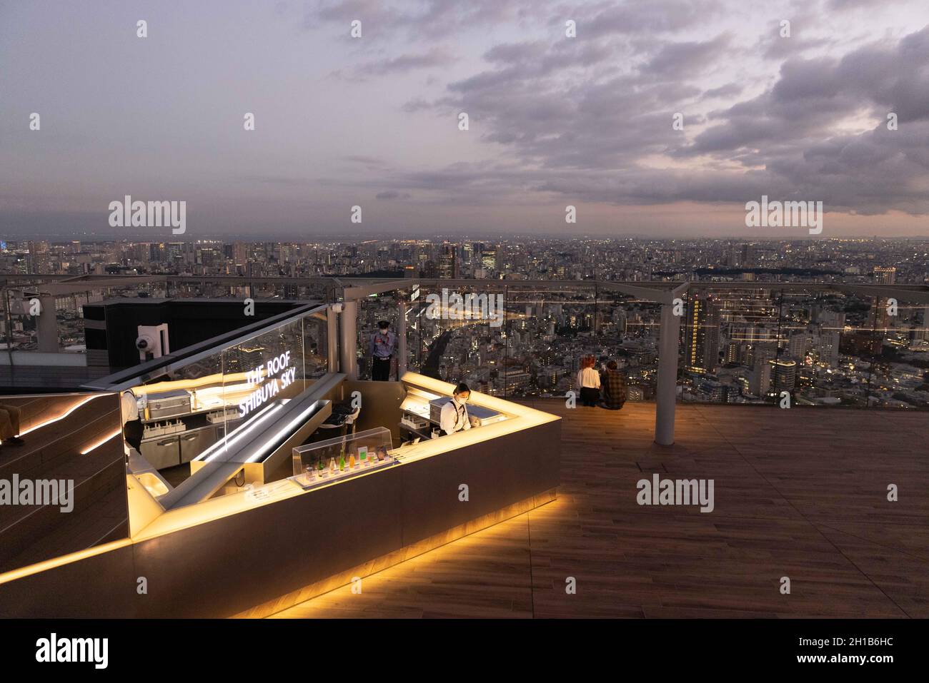 Ein Blick auf eine Open-Air-Bar im Obergeschoss der Aussichtsplattform Shibuya Sky während des Sonnenuntergangs.Shibuya Sky ist eine neue Attraktion für inländische und internationale Touristen mit einem großartigen Blick über Tokio. Stockfoto
