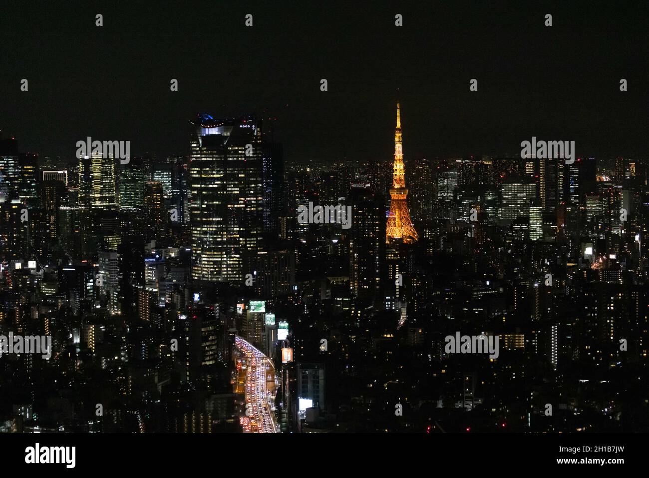 Tokio, Japan. Oktober 2021. Tokyo Tower bei Nacht von der Aussichtsplattform Shibuya Sky aus gesehen.Shibuya Sky ist eine neue Attraktion für inländische und internationale Touristen mit einem großartigen Blick über Tokio. (Foto: Stanislav Kogiku/SOPA Images/Sipa USA) Quelle: SIPA USA/Alamy Live News Stockfoto