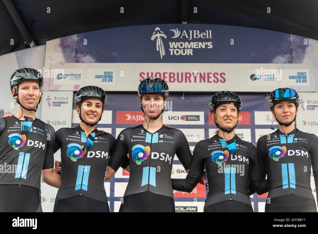 Team DSM bereitet sich auf das Radrennen der Women's Tour in der vierten Etappe vor. Lorena Wiebes, Juliette Labous, Pfeiffer Georgi, Leah Kirchmann und Liane Lippert Stockfoto