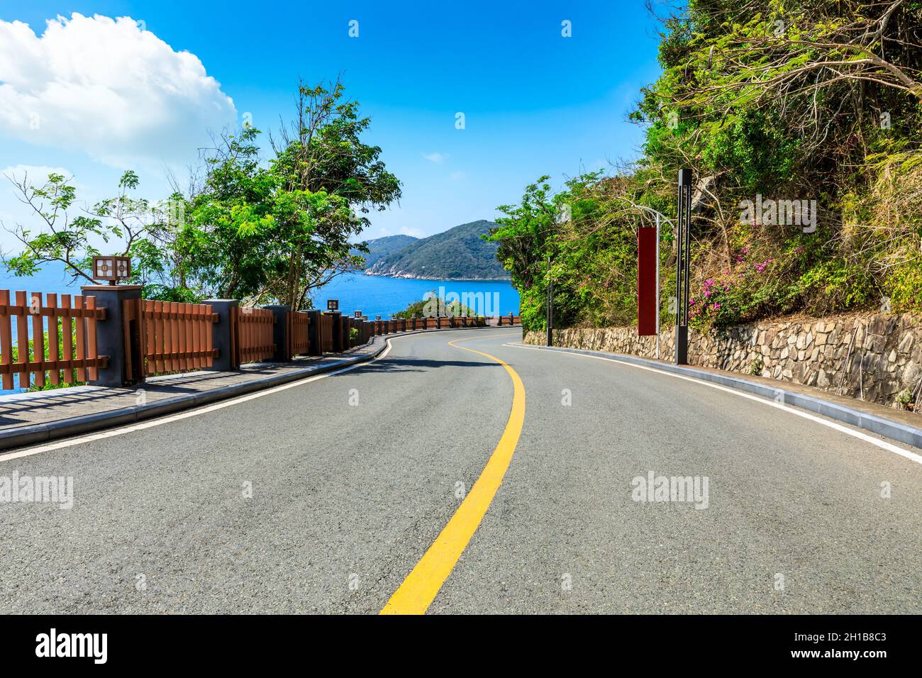 Bergautobahn mit blauem Himmel und Meereslandschaft. Stockfoto